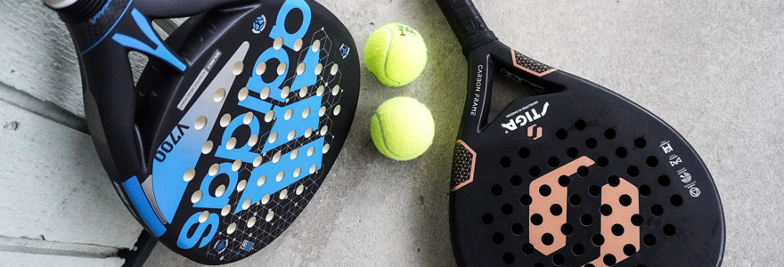 Raquettes de padel Adidas et Stiga posées sur un court de padel